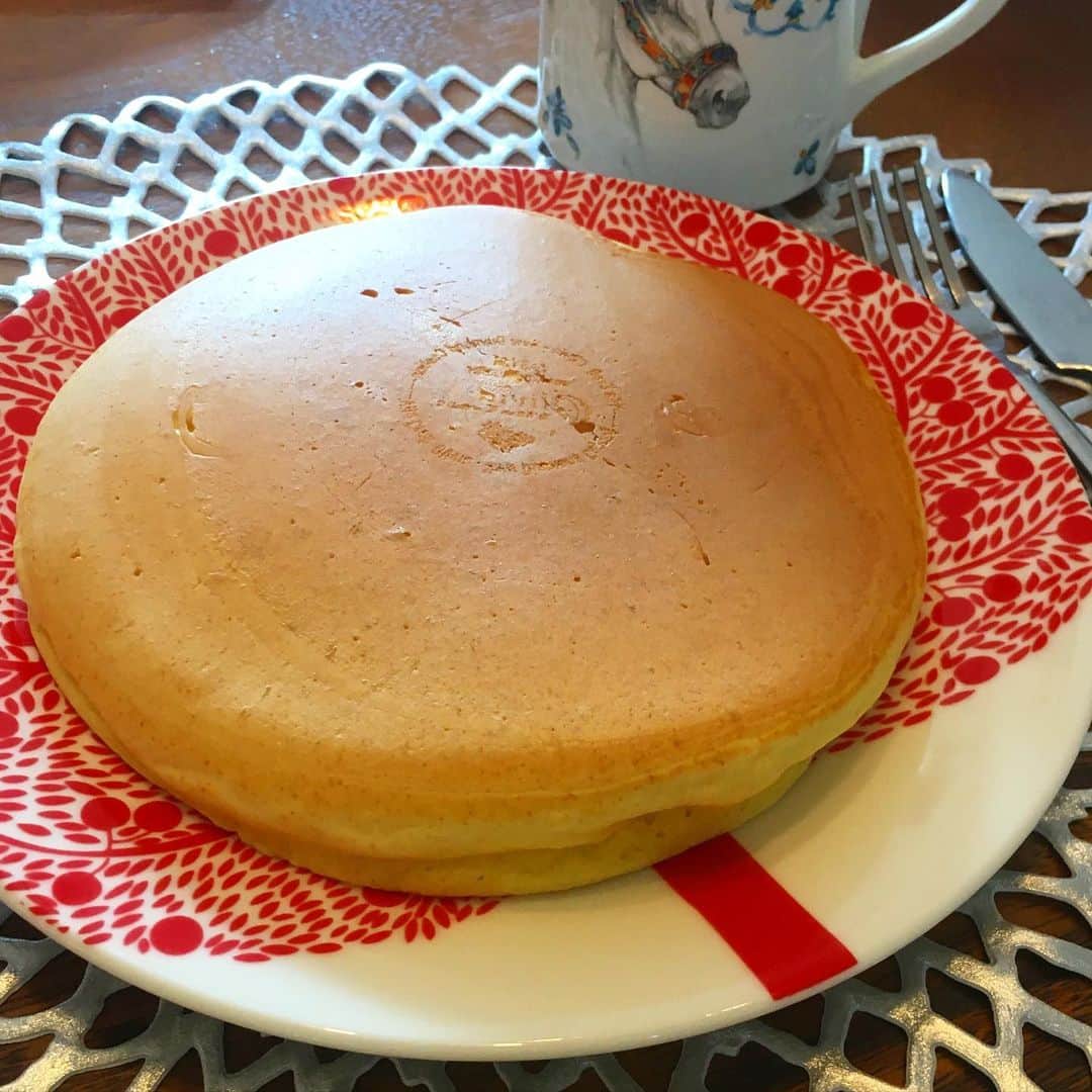 六車奈々さんのインスタグラム写真 - (六車奈々Instagram)「今朝は、せりとホットケーキを焼きました！  卵たっぷりのホットケーキ。 フワフワに焼き上がって、めちゃめちゃ美味しかったー\(//∇//)\ #ホットケーキ　#朝ごはん #お家ごはん #娘と #フワフワパンケーキ」5月5日 18時40分 - nanarokusha