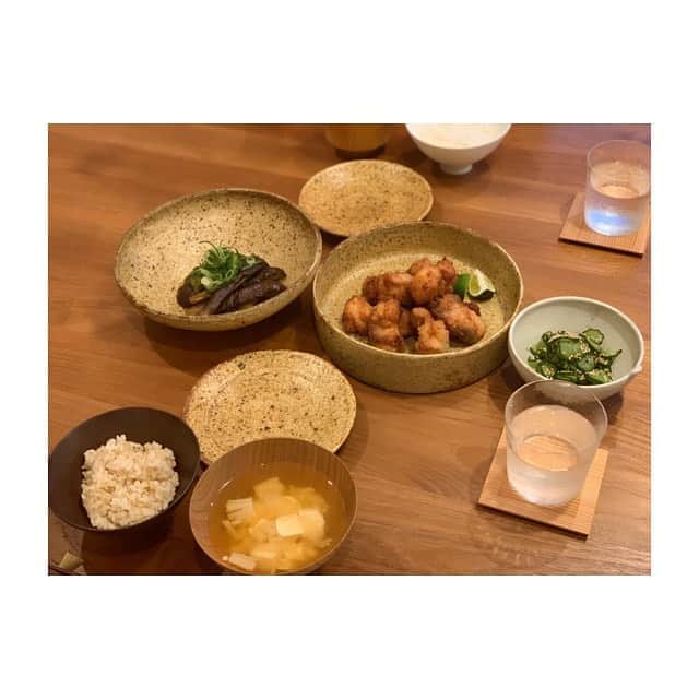 辺見えみりさんのインスタグラム写真 - (辺見えみりInstagram)「娘のリクエストで唐揚げ ナスの煮浸しは朝作り置きしたもの。ひじきと切り干し大根は、ランチで食べたので、キュウリの酢の物を足して。  @shinpei.mawatari  #em食堂 #馬渡新平」5月5日 18時33分 - emiri_hemmi