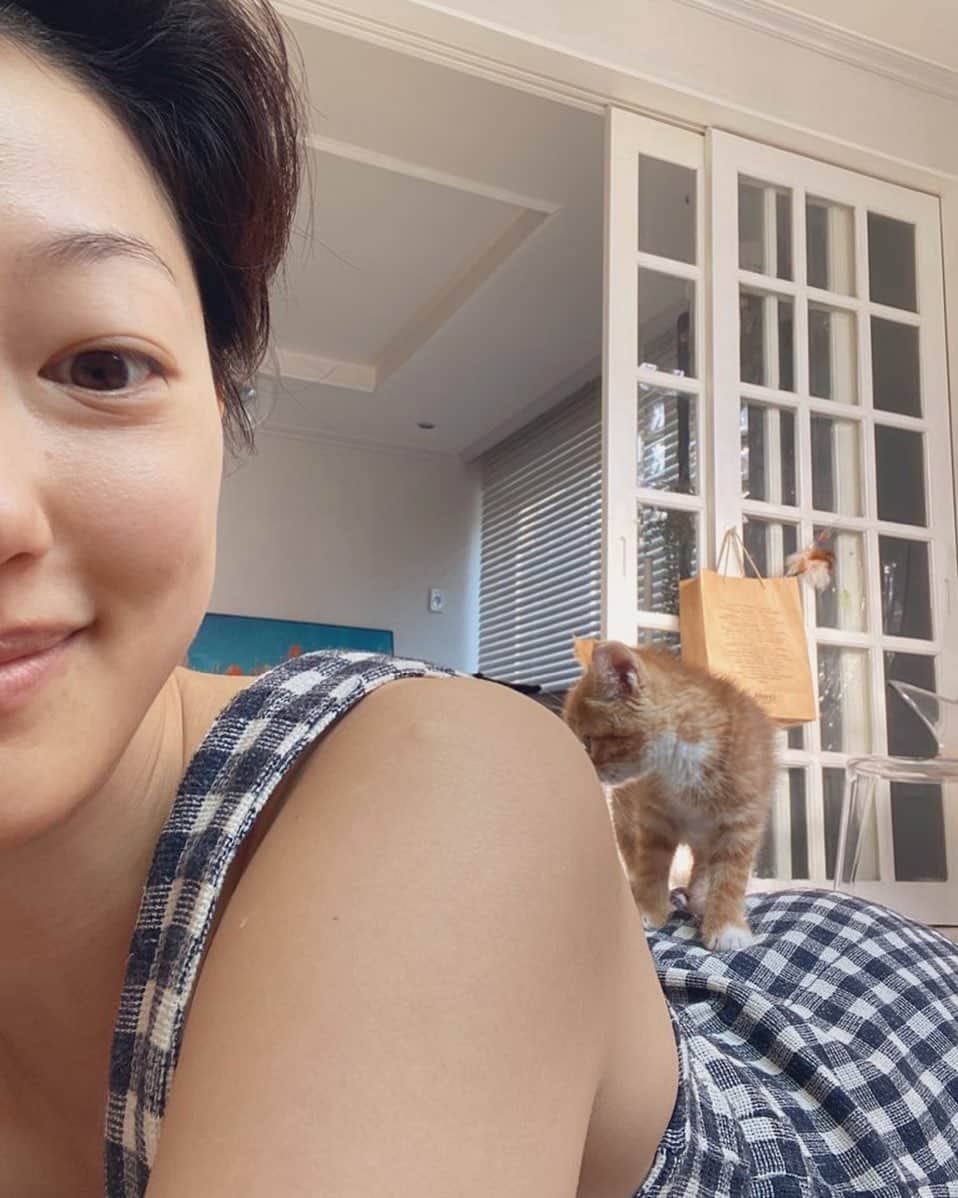 イ・エルのインスタグラム：「_ 구아바 최애자리#내등에구아바」