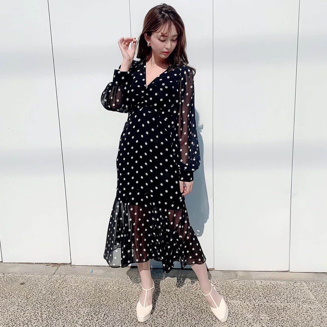 堀尾実咲のインスタグラム：「@valmuer_official のワンピース👗🖤 腕と裾の部分だけシースルーになってておしゃれ☺️ さらさらしてて着心地もよき💕  #fashion #cordinate #portrait #valmuer #valmuerofficial」