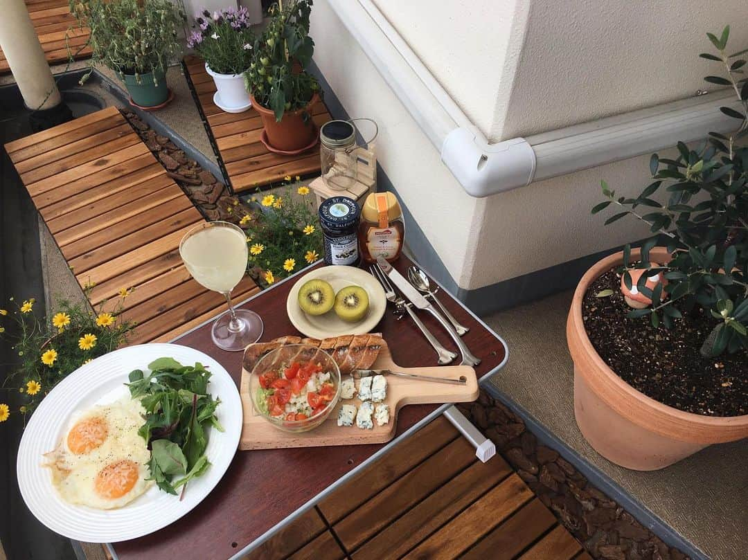 芦田ユリナのインスタグラム：「Brunchin’ at home 🏡🌼🌿」