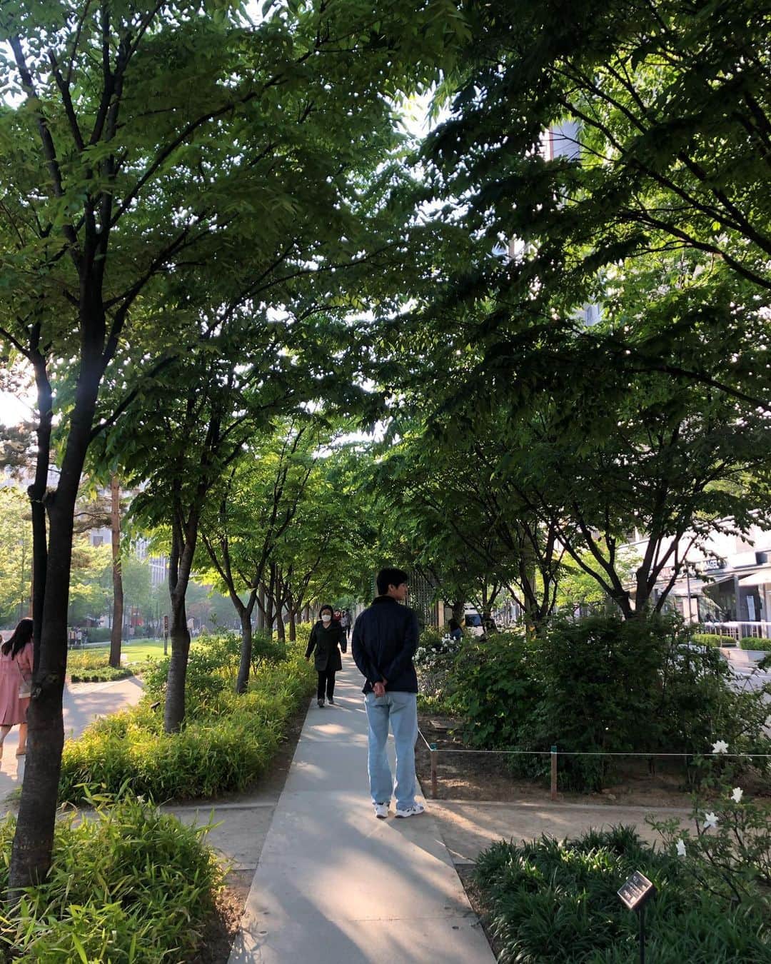 コ・ギョンピョのインスタグラム：「사진찍을 때 잠시 벗은 마스크😷 어색하게 뒷모습 포즈 ㅎㅎ」