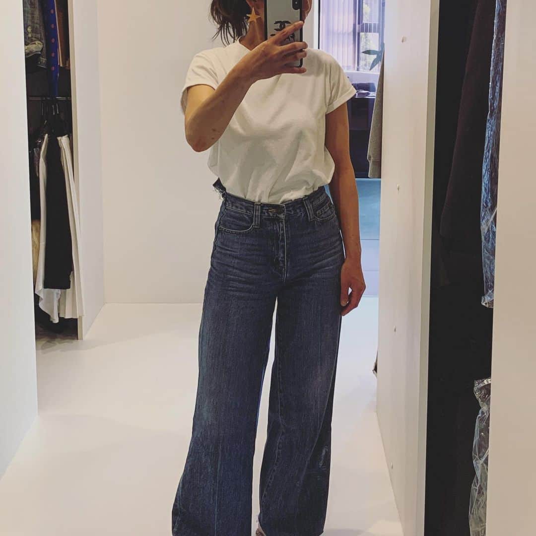 mitsuxmitsu24のインスタグラム：「My style * * リモートワークで家にいるけど 着替えて化粧して大好きな星のピアスつけて 謎に気合入れてるw Tシャツジーンズがやっぱり好きだな。 * * #stayhome #staysafe #remotework  #surfergirl #surfer #mom #ワーママ　#リモートワーク #ママサーファー　#今日の服」