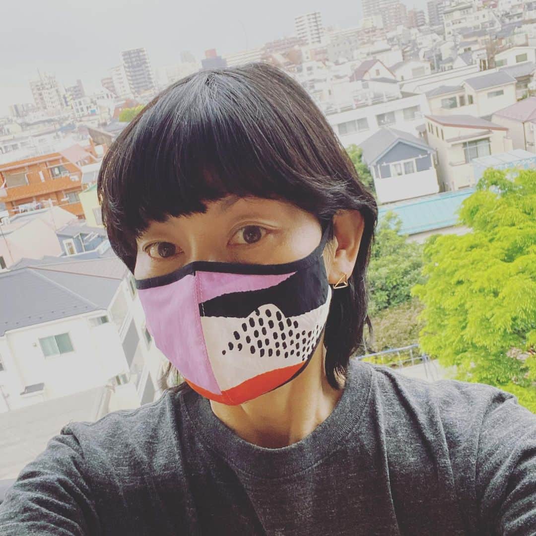 永田琴のインスタグラム：「大好きな服のブランド”near nippon”からマスクを戴いた❤️ 前に購入したカットソーと同じ生地のマスクー✨超嬉しいー！！ 代々木上原のセレクトショップ、デルタでいつも買ってます！ ありがとう#boutique_delta #nearnippon」