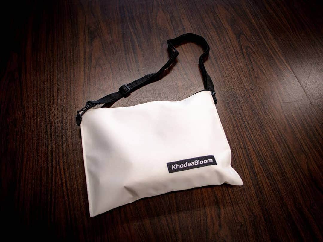 KhodaaBloomのインスタグラム：「NEW KhodaaBloomオリジナルサコッシュが登場。 ファスナー装備＆シンプルなデザインであらゆるシーンで使えるサコッシュに仕上がっています。  サコッシュは非売品グッズです。キャンペーン等で展開いたします。お見逃しなく。  #KhodaaBloom #サコッシュ」