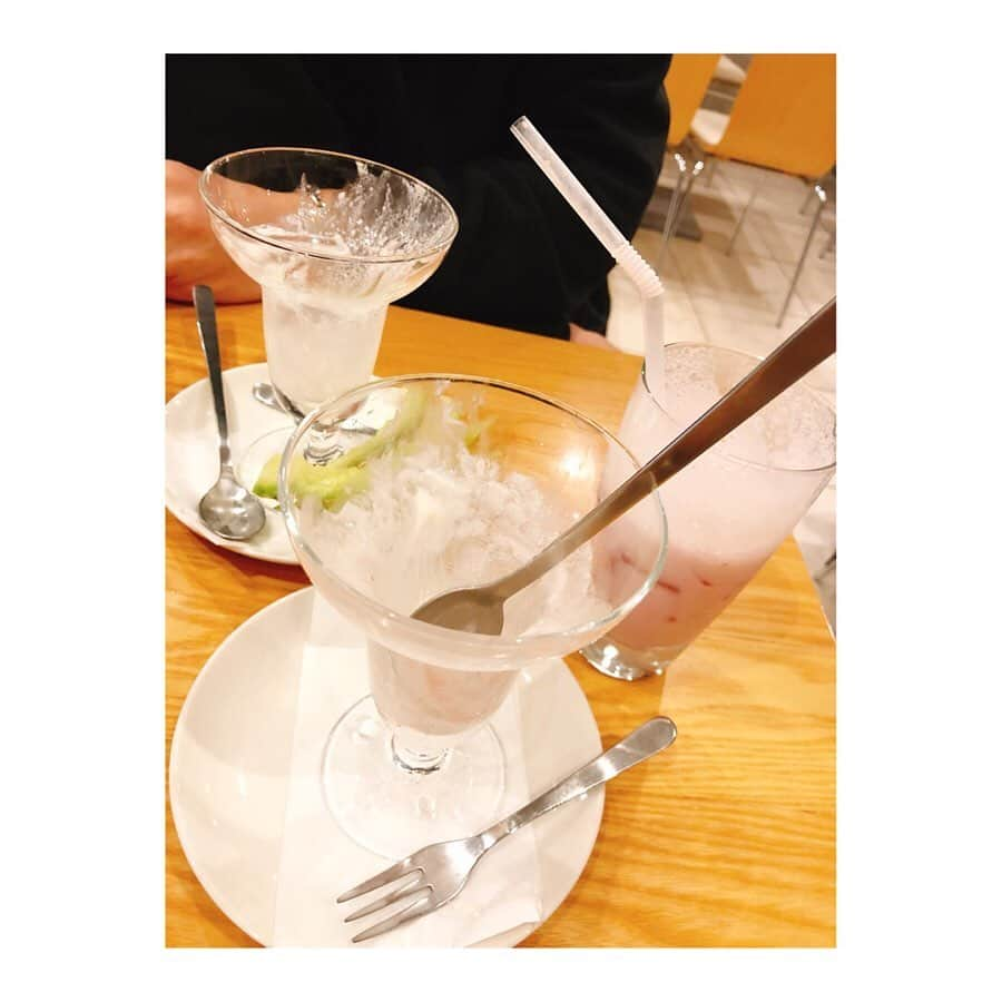 野尻美穂さんのインスタグラム写真 - (野尻美穂Instagram)「今1番食べに行きたいやつ🍓 いつ行けるかなぁ🥺（これ見てエアーパフェしてる🤔😧 改めて今までの普通の日常が贅沢だったなぁと思い返す。 その時が来るまでおうちで美味しいの食べよ😋  #フルーツパーラーゴトー #断然私はイチゴ派 #stayhome」5月5日 18時45分 - miho_cocoa