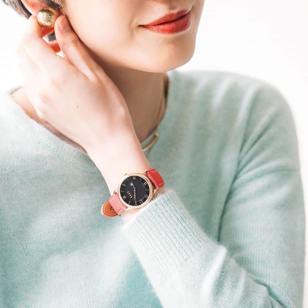 Maker's Watch Knotさんのインスタグラム写真 - (Maker's Watch KnotInstagram)「大人の雰囲気漂う黒文字盤のレディースソーラーウォッチには、鮮やかな発色が特徴の姫路レザーストラップを組み合わせて はっきりとした印象の腕時計に。  春らしいペールカラーのニットと、 いつもと違う香水を纏って、 おうち時間ならではのお洒落を楽しんで。  #knotwatch#knot#knot_official#makerswatchknot#wristwear#wristwatch#watch #customizewatch #madeinjapan#himejileather #ノット#腕時計#時計#日本製#カスタムオーダー#姫路レザー#ペールトーン#パステルカラー#春コーデ#おうち時間#吉祥寺」5月5日 18時50分 - makers_watch_knot