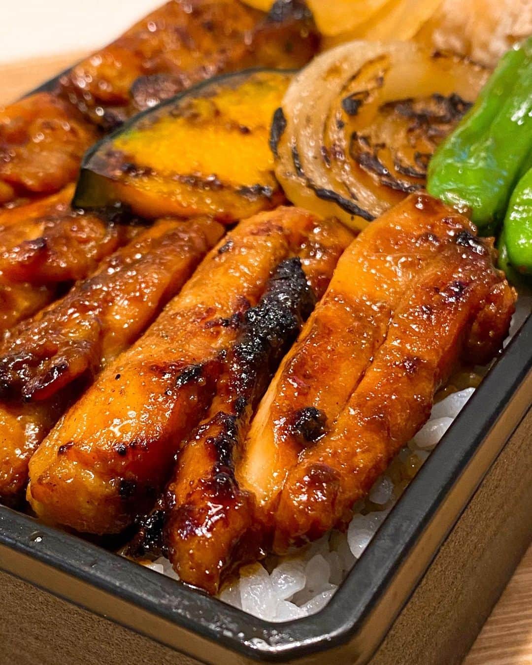 秋山具義さんのインスタグラム写真 - (秋山具義Instagram)「渋谷ストリームの『チキンキッチン』の鶏焼肉弁当が、中目黒『ビーフキッチン』(03-5768-3601)で、テイクアウトできます！﻿ ﻿ 大好きな『チキンキッチン』の味噌だれがたっぷり鶏肉に絡まっていて、めちゃくちゃ美味しかった！！！﻿ 味噌だれの染みたご飯も最高！！！﻿ 鶏唐揚げが衣含めてめっちゃ美味しいのでもっと食べたいくらい！ こんなにずっしり入って1,000円はすごーくお得！ ﻿ #チキンキッチン #ビーフキッチン #具義焼鳥2020 #具義焼肉2020 #テイクアウトしよう #おうち時間」5月5日 18時54分 - gugitter