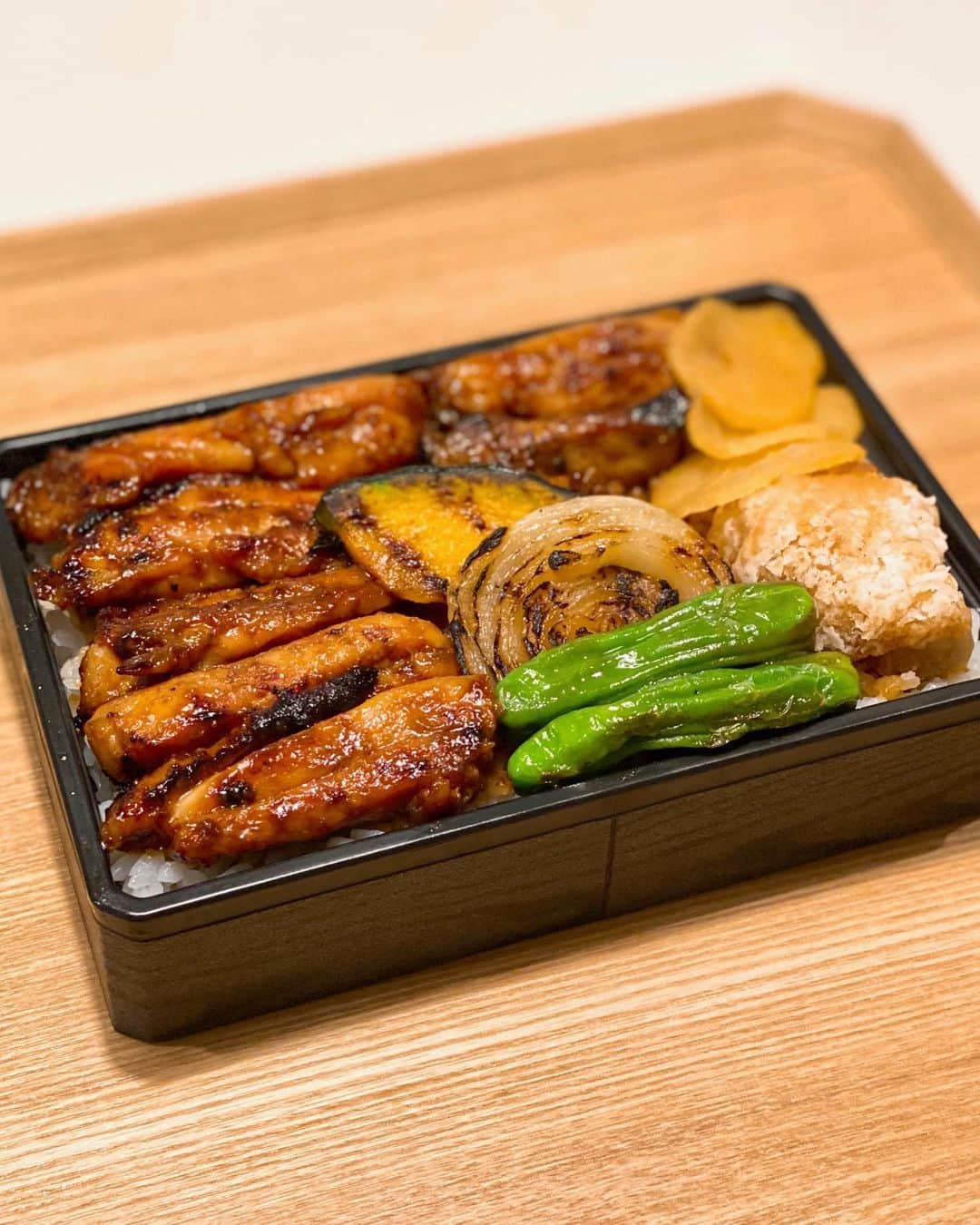 秋山具義さんのインスタグラム写真 - (秋山具義Instagram)「渋谷ストリームの『チキンキッチン』の鶏焼肉弁当が、中目黒『ビーフキッチン』(03-5768-3601)で、テイクアウトできます！﻿ ﻿ 大好きな『チキンキッチン』の味噌だれがたっぷり鶏肉に絡まっていて、めちゃくちゃ美味しかった！！！﻿ 味噌だれの染みたご飯も最高！！！﻿ 鶏唐揚げが衣含めてめっちゃ美味しいのでもっと食べたいくらい！ こんなにずっしり入って1,000円はすごーくお得！ ﻿ #チキンキッチン #ビーフキッチン #具義焼鳥2020 #具義焼肉2020 #テイクアウトしよう #おうち時間」5月5日 18時54分 - gugitter