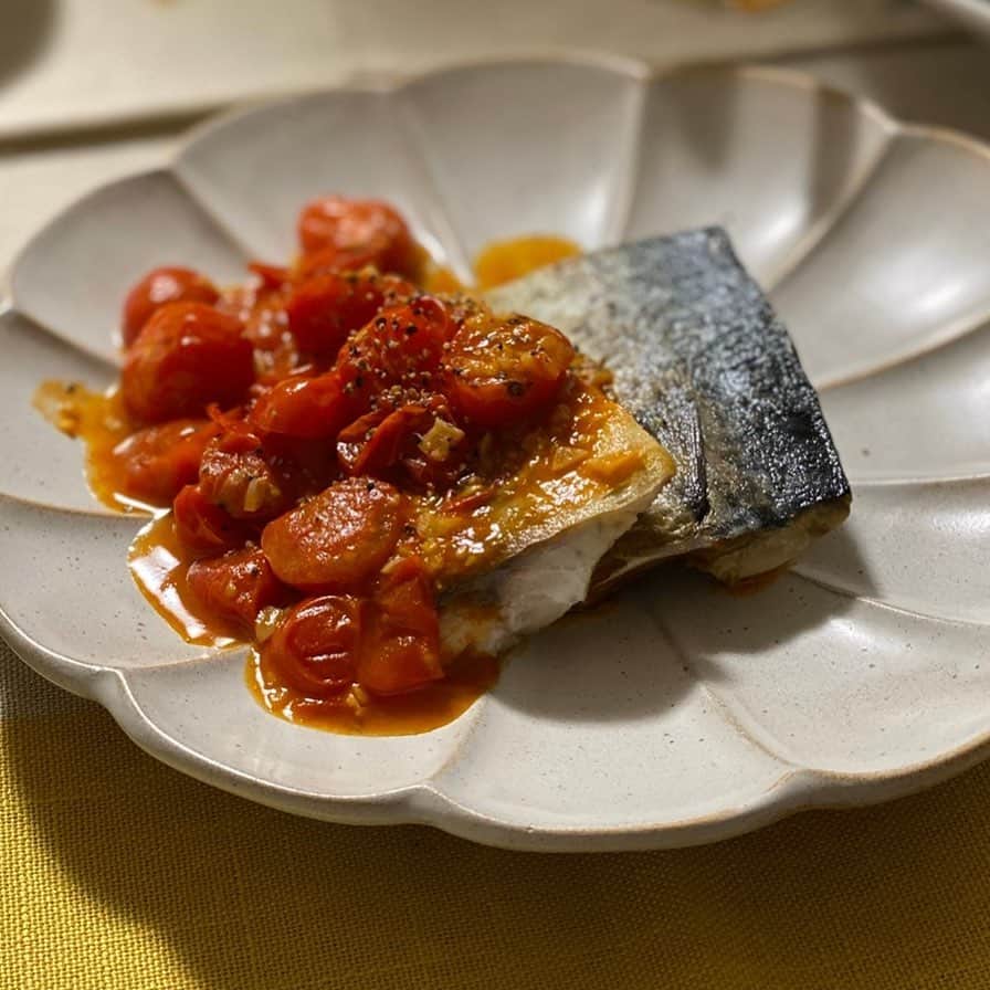 のインスタグラム：「先日作った ﻿焼きサバのガーリックミニトマトソース。 写真機能の力も借りていますが、これは我ながら美味しかった。 ミニトマトソースの酸味が程良いのです。 そして、最初にニンニクを炒めると、何でも美味しくなる説。  #サバ #さば #鯖 #ガーリック #ミニトマト #ソース #おうち時間 #料理 で #充実 #糖質制限 #メニュー #ソースを作ると少し料理できる風に見える #気がする #今日 も #イチオシ!! #見て下さり #ありがとうございました #レバンガ北海道 #折茂武彦 選手 #オンライン #生出演 #現役生活 #本当にお疲れ様でした #今夜 も #報道ステーション 後の #ニュース #担当 です #HTB #アナウンサー #五十幡裕介」