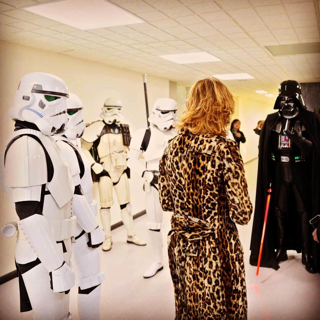 YOSHIKIさんのインスタグラム写真 - (YOSHIKIInstagram)「#maythe4thbewithyou ! #Yoshiki #GeorgeLucas  #starwars #darthvader #stormtrooper #lightsaber  #ジョージルーカス  #スターウォーズ #X !」5月5日 19時07分 - yoshikiofficial