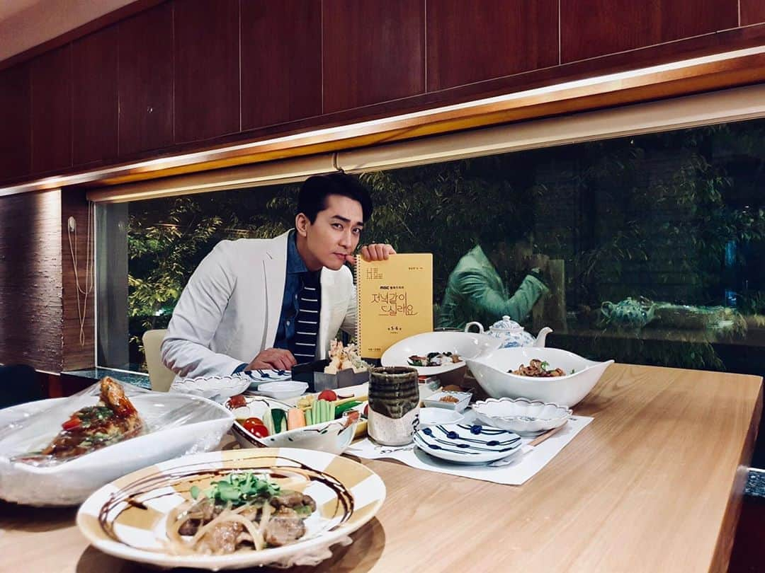 ソン・スンホンさんのインスタグラム写真 - (ソン・スンホンInstagram)「🍲🥢🍴#저녁같이드실래요」5月5日 18時59分 - songseungheon1005