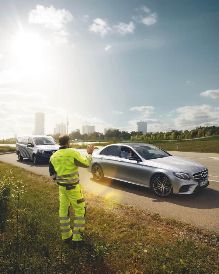 メルセデス・ベンツさんのインスタグラム写真 - (メルセデス・ベンツInstagram)「Around the clock expert roadside assistance - for those who keep the world moving. Mercedes-Benz Service24h is there to keep you running whenever you are in need of a Mercedes-Benz guardian angel on the road. Throughout Europe, every day of the year, and every hour of the day. During these unique circumstances, it is still possible to schedule services throughout the authorized Mercedes-Benz workshop network – though opening hours of your workshop may have changed.  Stay safe and healthy! More info: mb4.me/Service24h」5月5日 19時03分 - mercedesbenz