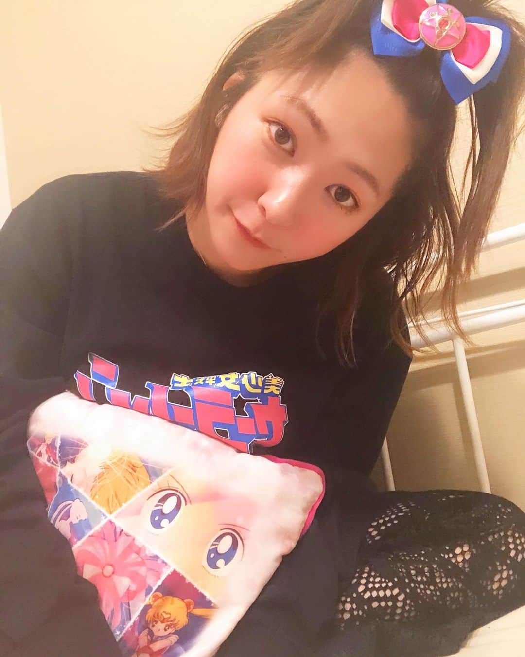 のインスタグラム：「お部屋での私(ちょっとおめかしver)です。 この格好でYouTube開いてセーラームーン見てます🌙 ヘアピン… @universal_studios_japan  Tシャツ… @sailormoonstore_official  パンツ… @vivie_nakazaki (これは外着だよ) 4枚めの事故画のような顔で1日を過ごしてます🤗 またインスタライブやろーっと🕵️‍♀️ アーカイブ残せなくなったんだねーー！！かなしみ。 #おうち時間 #セーラームーンコーデ #セーラームーン #おうちコーデ #ちょんまげ #髪の毛伸びっぱなし」
