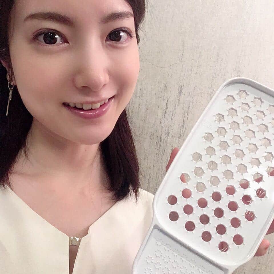天明麻衣子のインスタグラム：「自宅でできるリアル脱出ゲーム（⁉︎）に参加しました✨ zoomを使って、メンバーで協力してお題に挑戦するというもので、もちろん自宅からの脱出を目指すわけではありません 笑  家にあるものを使って謎解きをするのであちこち引っかき回してたら、「あれがない！これもない！」ばかりで断捨離の弊害を実感^_^; 皆さんご迷惑をおかけしました…。 買おう買おうと思って忘れちゃうんですよね💦さっそく近所のスーパーでおろし器を購入 笑  やってみての感想は、zoomだとメンバー同士で話し合うのに慣れが必要だなぁと。でも新感覚で面白かった！  #リアル脱出ゲーム #今はzoomで #おうちで謎解き #足引っ張ってごめんなさい #おろし器買うの思い出した」
