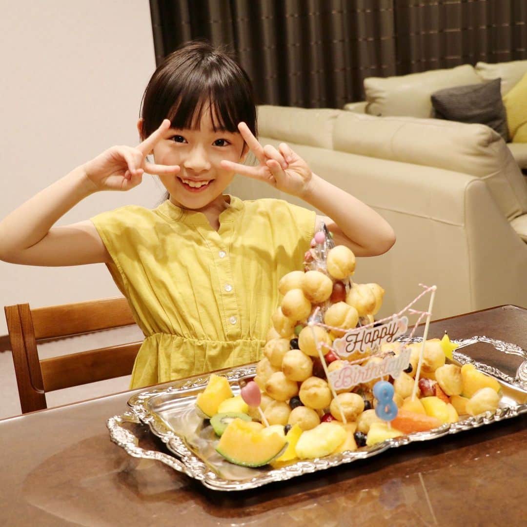 のインスタグラム：「5/5 ・ たくさんの お祝いコメント、DM 本当にありがとうございました☺️🙏 ・ お返事ゆっくりさせてください🥰 ・ ・ ・ 生クリームとケーキが苦手な娘 ・ 今年は シュータワーで🎂 ・ ・ 初めて作るシュータワー ・ 何度も雪崩が起きて まぁ崩れる崩れる← ・ ・ ・ @maoiknt とテレビ電話で リモートお誕生日会をして ・ プレゼントも沢山貰って ・ お出かけは出来なくても 笑い泣きするほど大爆笑してくれた お誕生日会でした☺️🎂 ・ ・ ・ そして 母ちゃんが個人的にグッときたプレゼントは マイATMバンクでした🏧 ・ #貯金箱 #娘の趣味は貯金 ・ ・ ・ 今年のお誕生日こそは ・ 👧🏻「Switch欲しい。どうぶつの森やりたい！」 ・ って言ってくれるかなと期待したけど 全然言ってくれないので ・ 母ちゃんは またしばらくポケ森で我慢です😩← ・ ・ ・ ・ #8歳誕生日#archdays#birthday」