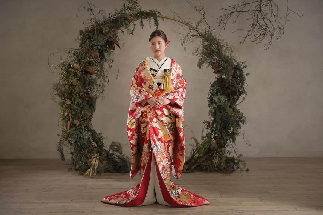 THE KIMONO SHOPさんのインスタグラム写真 - (THE KIMONO SHOPInstagram)「【臨時休業のお知らせ】  この度、国の緊急事態宣言の期間延長に伴い お客様と従業員の安全を考え、 臨時休業を5月31日（日）まで延長させていただきます。  臨時休業期間 4月8日(水)〜5月31日(日)  対象店舗 東京店/堀江店  期間中に御来店を予定されていたお客様には、順次電話、メールにてご相談させて頂いております。  また、期間中もメールは繋がりますので、何がございましたらお気軽にご連絡下さいませ。  不安な日々が続きますが、一刻も早い終息を願っております。 スタッフ一同皆様の御来店を心よりお待ちしております。  ご迷惑をおかけ致しますが、 何卒宜しくお願い致します。  #THEKIMONOSHOP#ザキモノショップ #2020春婚#2020夏婚#2020秋婚  #結婚式#結婚式準備 #竹芝#堀江」5月5日 19時07分 - thekimonoshop_official