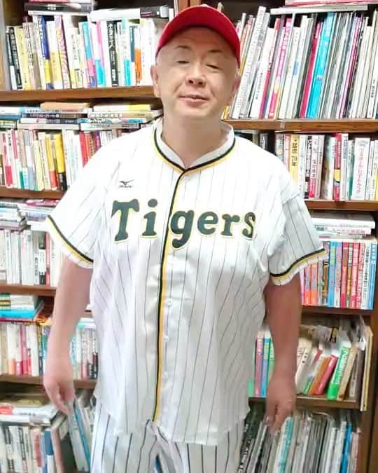小田幸平のインスタグラム：「松村さんにまわしたバトン届いたのですが松村さんSNSやっていないので僕の所で( °̀ﾛ°́)ง熱男ぉぉぉぉ！！！あげますね💪 松村さん、ありがとうございます‼️ #松村邦洋 #阪神 #タイガース #小田幸平 #中日 #ドラゴンズ #巨人 #ジャイアンツ #熱男」