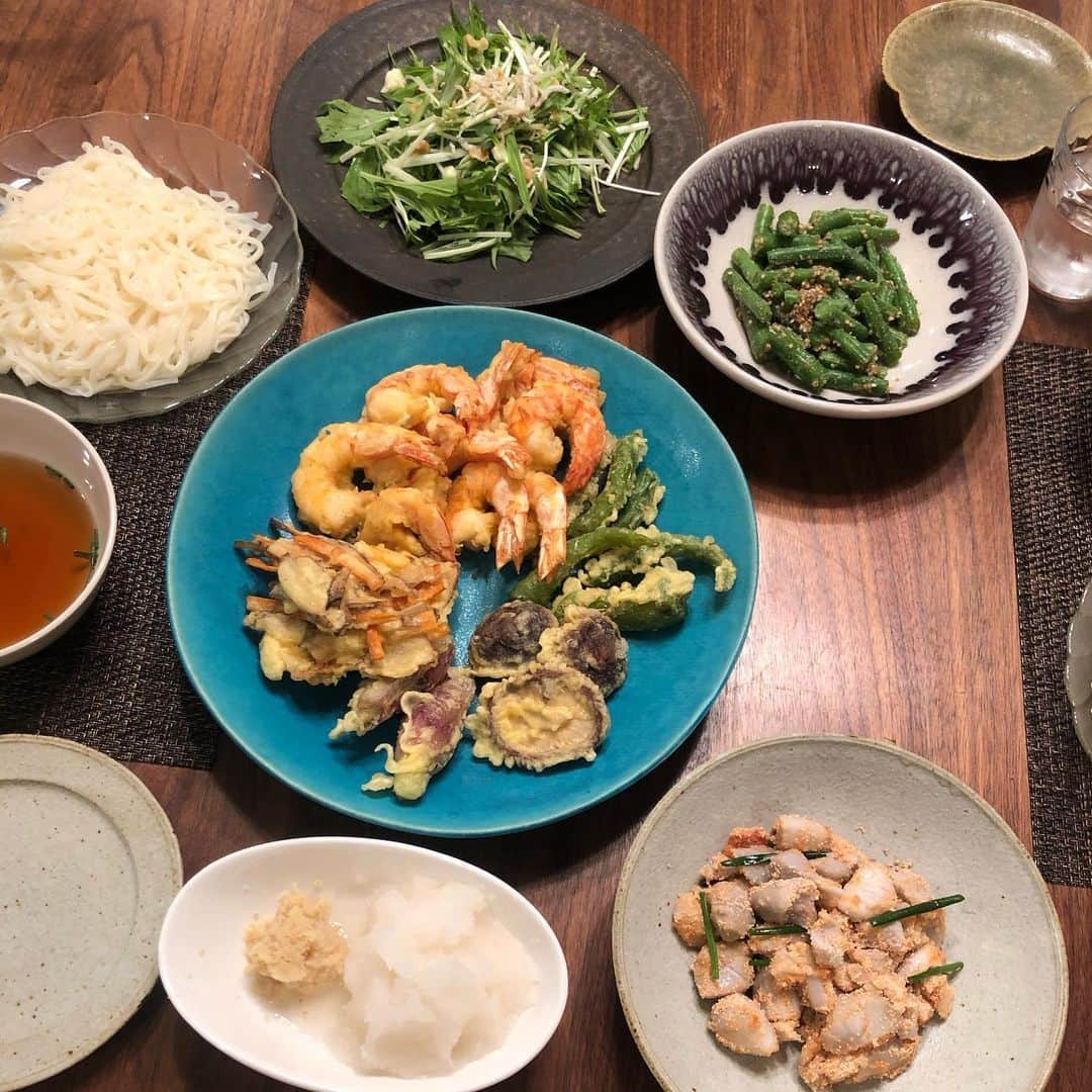 雨宮朋絵さんのインスタグラム写真 - (雨宮朋絵Instagram)「海老を盛り盛り食べたくて今日は天ぷら。お腹に切り目入れるの忘れたら見事に丸まっちゃった笑  天ぷら盛り合わせ、さといも明太、いんげんのごま和え、水菜のサラダ、稲庭うどん。 新入りのお皿達が届いて使えるのが嬉しい。  #stayhome  #おうちごはん  #ばんごはん  #dinner  #やちむん #小林耶摩人  #うつわ好き  #うつわのある暮らし」5月5日 19時12分 - amemiyatomoe