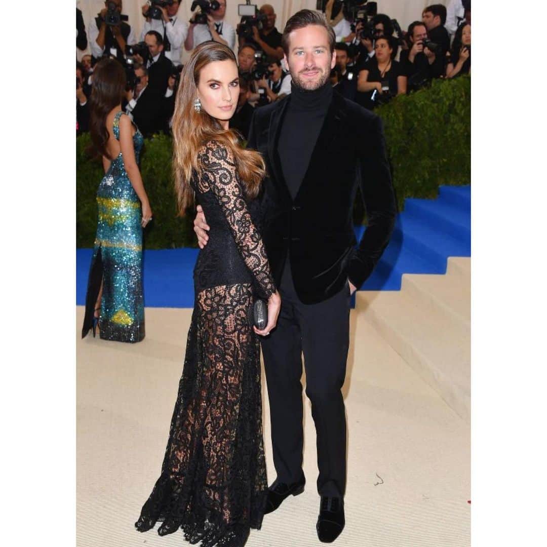 Elizabeth Chambers Hammerのインスタグラム：「First Monday in May 🖤 Second year with @ralphlauren, first with exposed shapewear.」