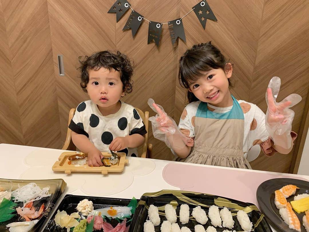 ともみさんのインスタグラム写真 - (ともみInstagram)「. 2020/05/05 こどもの日🎏✨ お祝いでおうちでお寿司🍣♡ . これからもすくすく育ちますように👧👦🌈 . . #こどもの日 #お寿司」5月5日 19時17分 - yuzu_haru_18