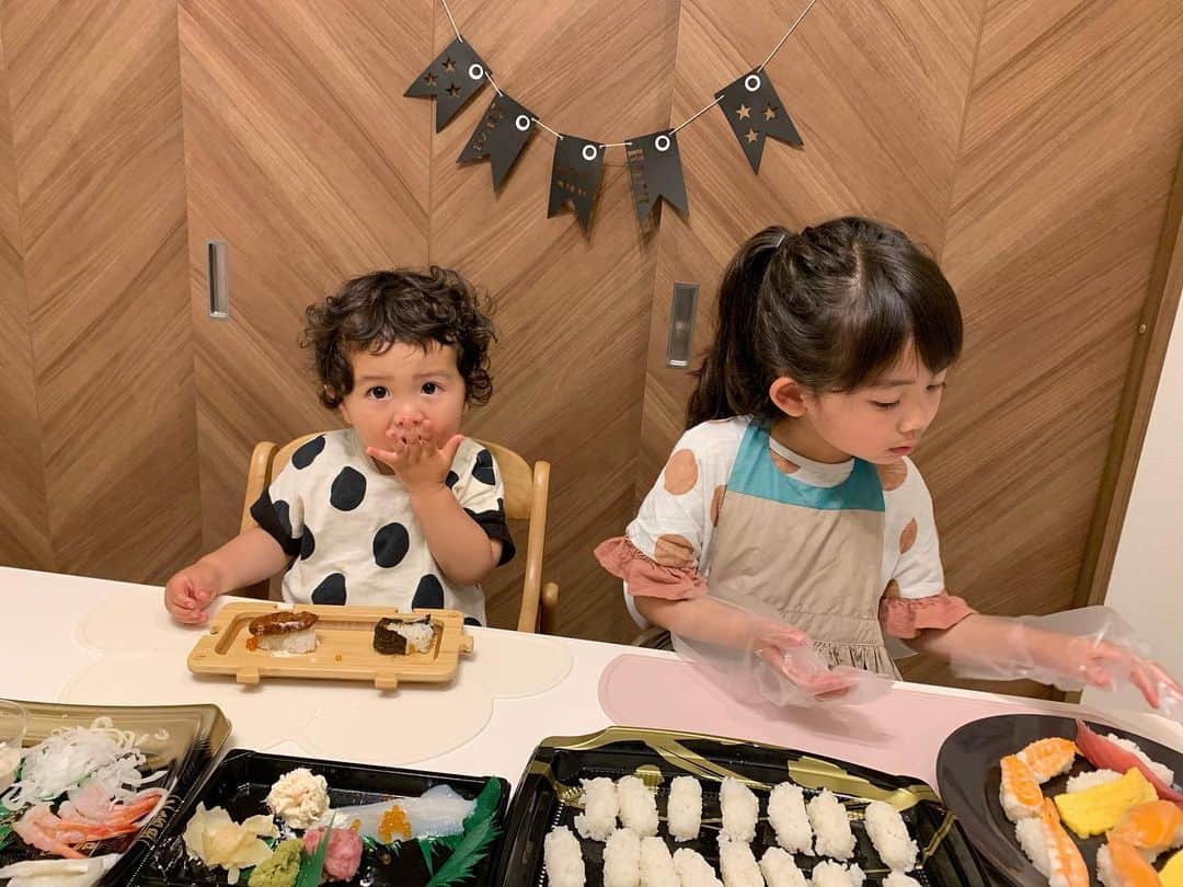 ともみさんのインスタグラム写真 - (ともみInstagram)「. 2020/05/05 こどもの日🎏✨ お祝いでおうちでお寿司🍣♡ . これからもすくすく育ちますように👧👦🌈 . . #こどもの日 #お寿司」5月5日 19時17分 - yuzu_haru_18