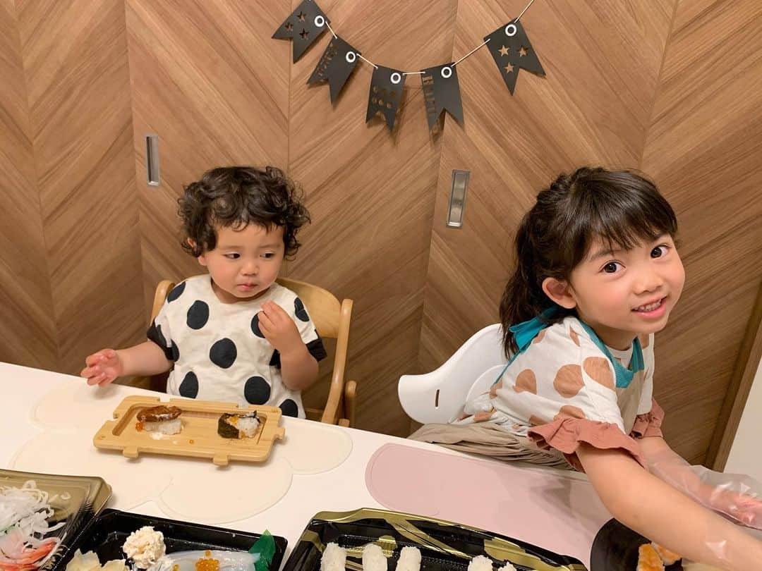 ともみさんのインスタグラム写真 - (ともみInstagram)「. 2020/05/05 こどもの日🎏✨ お祝いでおうちでお寿司🍣♡ . これからもすくすく育ちますように👧👦🌈 . . #こどもの日 #お寿司」5月5日 19時17分 - yuzu_haru_18