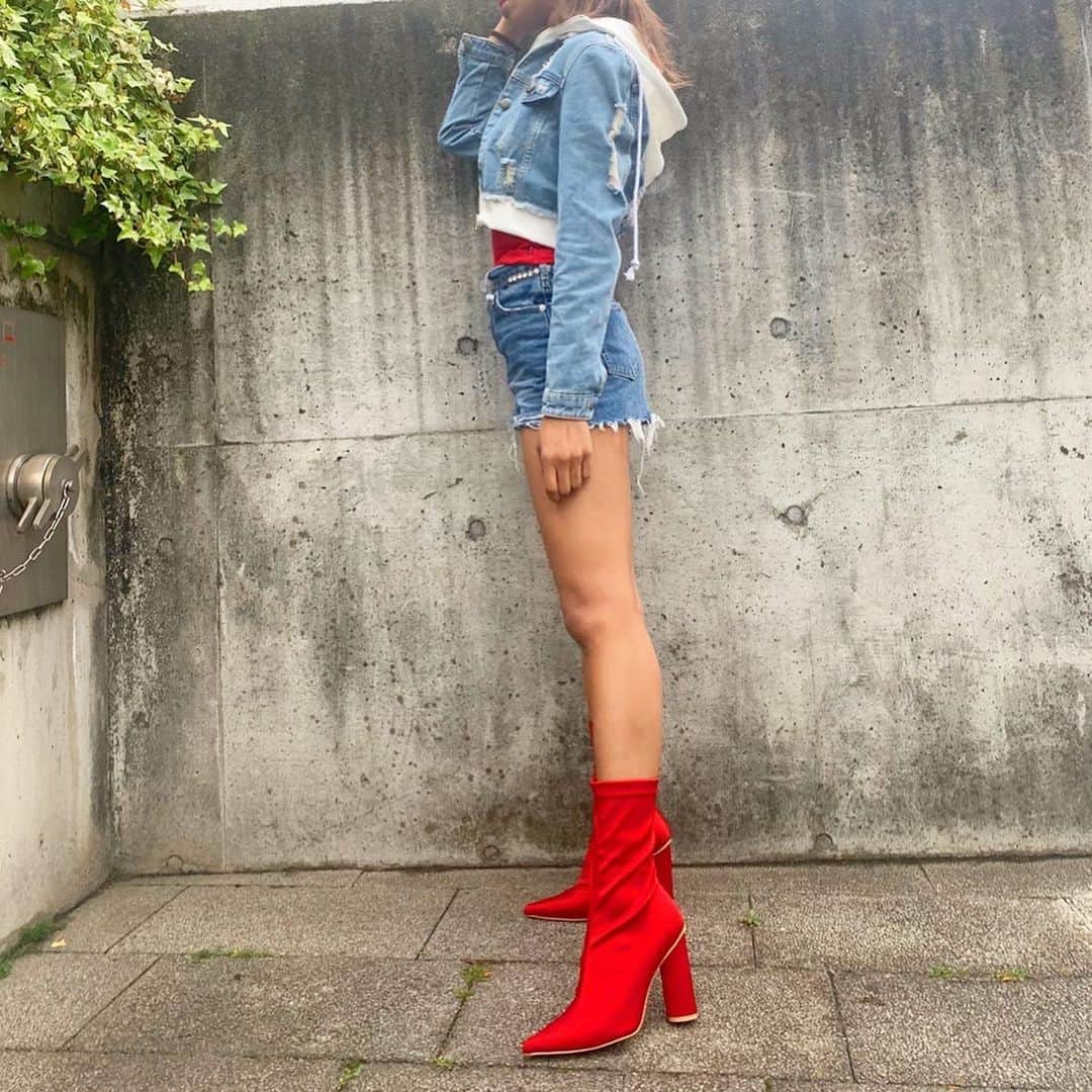 のインスタグラム：「@babyshoop_official のショート丈ジャケットを デニム×デニム×レッドで合わせてみたよ👖❤️ . . #ootd#美容室行ってなさすぎて髪の毛が謎#ネイルもボロボロ#stayhome」