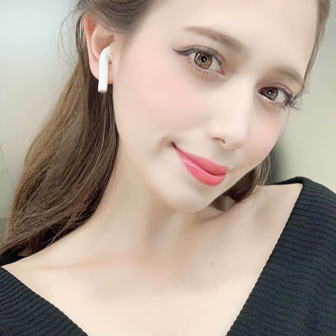 アシュリー千帆さんのインスタグラム写真 - (アシュリー千帆Instagram)「. 片方消えたairpods 。 . ちゃんと作動しないiphone。 . とうとう壊れたMacBook Pro。 . 手放せない時連絡みれるかなって仕事のために Apple Watch買うか悩んでたけど、 タイミング重なりすぎだなぁ .  Appleに助けられてる人生🍎 . . iphoneとMacBookで資料飛ばしあえるから 本当楽だよね感謝😊🙇‍♀️ . . . .」5月5日 19時21分 - ashli_ch