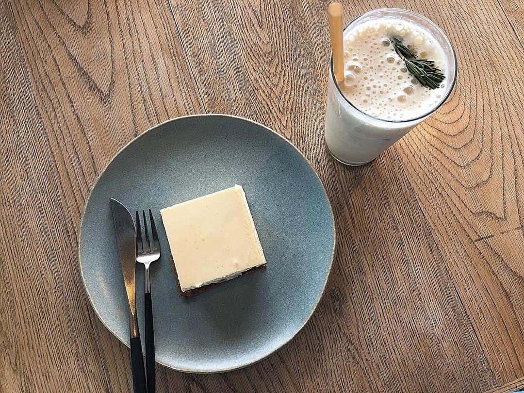 yuu__aaaのインスタグラム：「. . いつかのチーズケーキ🧀 カフェとか行きたいなぁ... . . 横にあるのは大好きばななジュース🍌 . . #お家時間 #cafe#チーズケーキ#バナナ#バナナジュース#make#cosme」