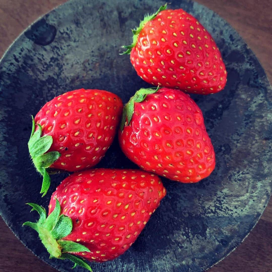 三森すずこのインスタグラム：「Today’s lunch 🍓 なぜかおなかが全然空かなかった日。 いちご美味しかった🍓」