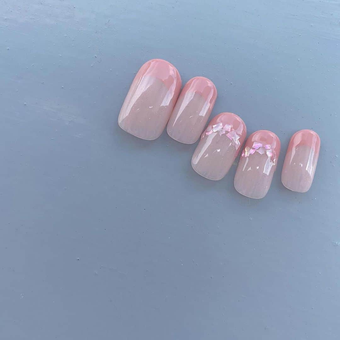 Kana Kobayashiさんのインスタグラム写真 - (Kana KobayashiInstagram)「ピンクベースにピンクのフレンチ、ピンクのシェルもON!! #Anela #nails #fashion #beauty #pink #ネイル #ネイルデザイン #shell #シェルネイル #フレンチネイル #ピンク #ピンクフレンチ #表参道ネイルサロン  #夏ネイル #表参道プライベートサロン ベースとフレンチを同系色で仕上げるのも可愛いです‼️」5月5日 19時41分 - anela_kana