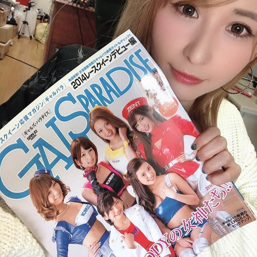 有馬綾香のインスタグラム：「事務所に懐かしいのあった…🙃 #ギャルパラ #レースクイーン #rq #グラビア」