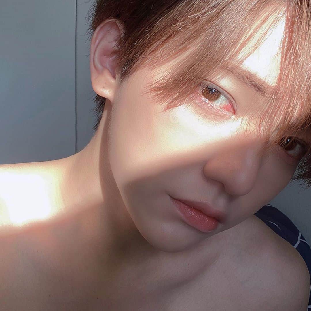 こんどうようぢのインスタグラム：「Instagramは自撮りを 全然載せないタイプですけど 日差しが綺麗で撮ったら盛れたから。」