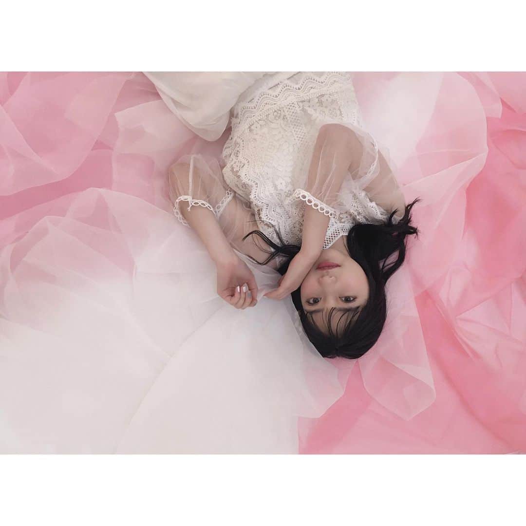 加藤咲希のインスタグラム：「💗🤍 #nicola #ニコラ #モデル #ニコモ #ニコラモデル #加藤咲希 #かとぅ #かとっこ🐱🌸 #オフショ #オフショット #他撮り #ぴんく #ピンク #白 #ホワイト #黒髪 #巻き髪 #可愛いですか ？I˙꒳​˙)」