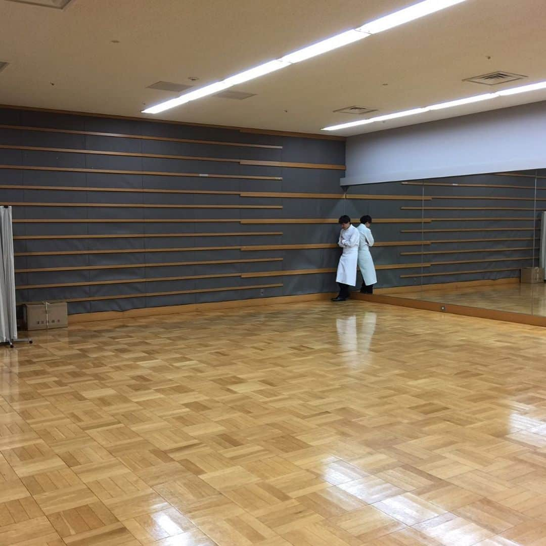 元木敦士さんのインスタグラム写真 - (元木敦士Instagram)「こんな時期なんでね、楽屋で距離とってたら「距離とりすぎでしょ！！」ってツッコまれたよ。ぶっちゃけ☆ ものまね紅白歌合戦、ビューティー先輩本当にありがとうございました！ 嫌がると思いますが、是非またコラボを笑  #ものまね紅白歌合戦#木村拓哉さん#ビューティーこくぶさん#グランメゾン東京#山下達郎さん#レシピ」5月5日 19時50分 - moppun0523