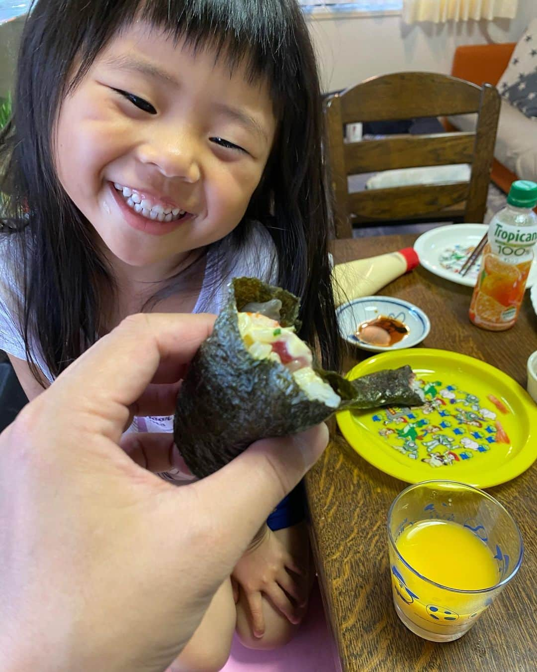 ロッシーさんのインスタグラム写真 - (ロッシーInstagram)「5月5日は、 子供の日！  毎年恒例の兜かぶり！ もう 6回目になるお兄ちゃん！ もう泣かないね！ 娘は、 痛い！と嫌がる！ 可愛いね！  そして 手巻き寿司！ 好き具で自分オリジナル手巻き寿司！ かいわれ大根も巻いて食べる様になったんだね！  娘がパパ作ってくれた手巻き寿司！  ホッカイロ見たいな寿司！  中は、マヨネーズたっぷりのグラタン見たいな手巻き寿司！  ありがとう！ マヨネーズ風味で美味しかったよ！  柏餅は、娘には、やっぱりまだ早かったかな？ 渋い顔してる！  そして、 菖蒲湯！　に入り！  おやすみなさい！  もう6年目の端午の節句！ 立派に成長したね！ もう、 1年生だもんね！ 本当立派にたくましく育ってね！ 兄妹仲良く！ 頑張れ１年生だね！  パパより。  #5月5日 #子供の日 #兜かぶり #鯉のぼり #手巻き寿司！ #オリジナル #ホッカイロ #マヨネーズ #グラタンありがとう！ #柏餅 #菖蒲湯 #おやすみなさい！ #可愛いね #端午の節句！ #パパ #ママ #息子 #娘 #兄妹 #野性爆弾 #ロッシー #より。 #ロシ写真 #吉本自宅劇場」5月5日 19時50分 - yaseibakudan_rossy