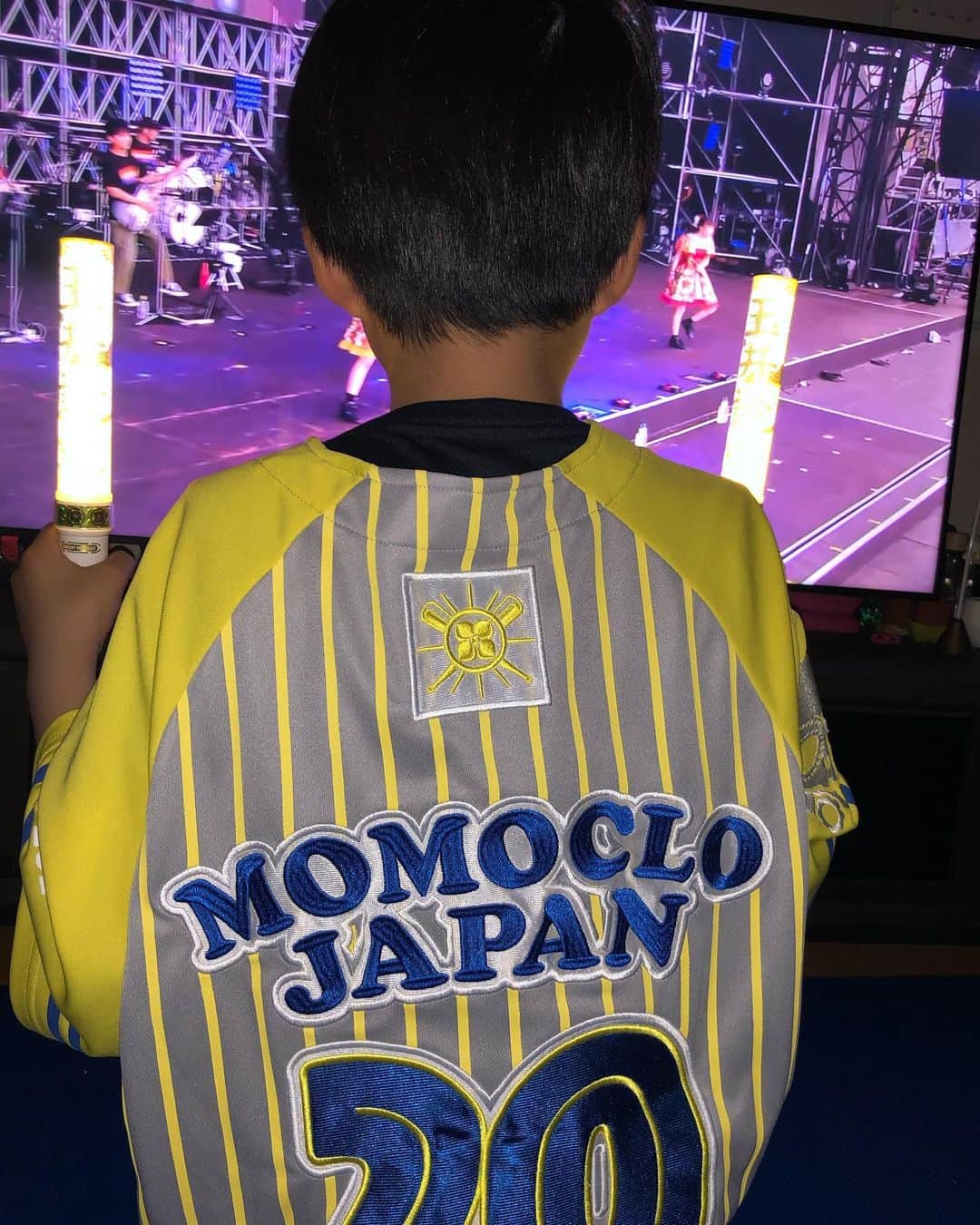 森下俊のインスタグラム：「おうちライブ。 2人で。 #おうちライブ#ももいろクローバーz#ももクロ#モノノフ #無理やりやらせてません #ちゃんとノリノリ#玄関に飾ってます#家宝です」