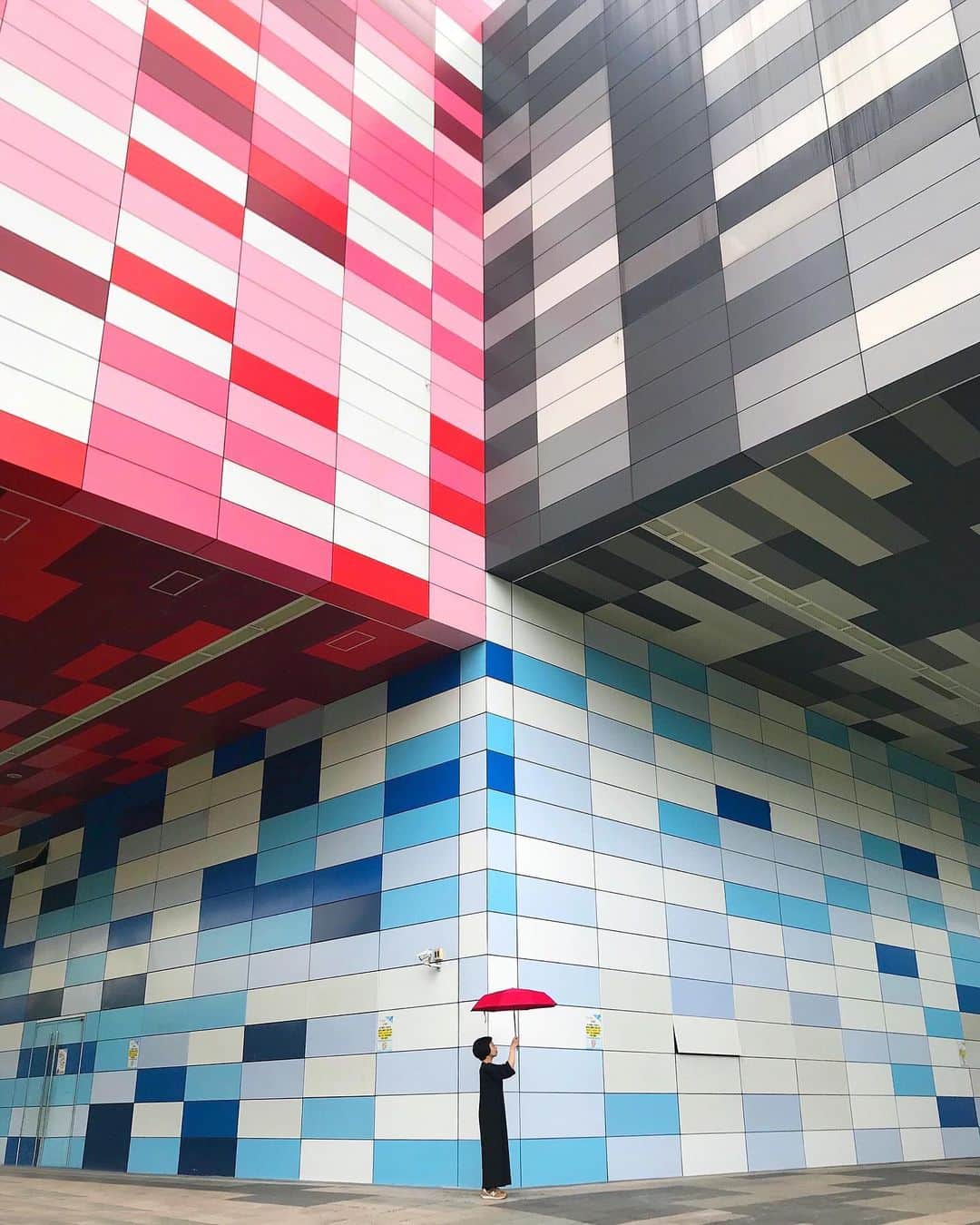 maco_kirahviのインスタグラム：「About this time last year🇹🇼 ・ ・ ・ #ザ壁部 #peoplewalkingpastwalls  #minimalism ・ ・ ・ Taiwan , 2019」