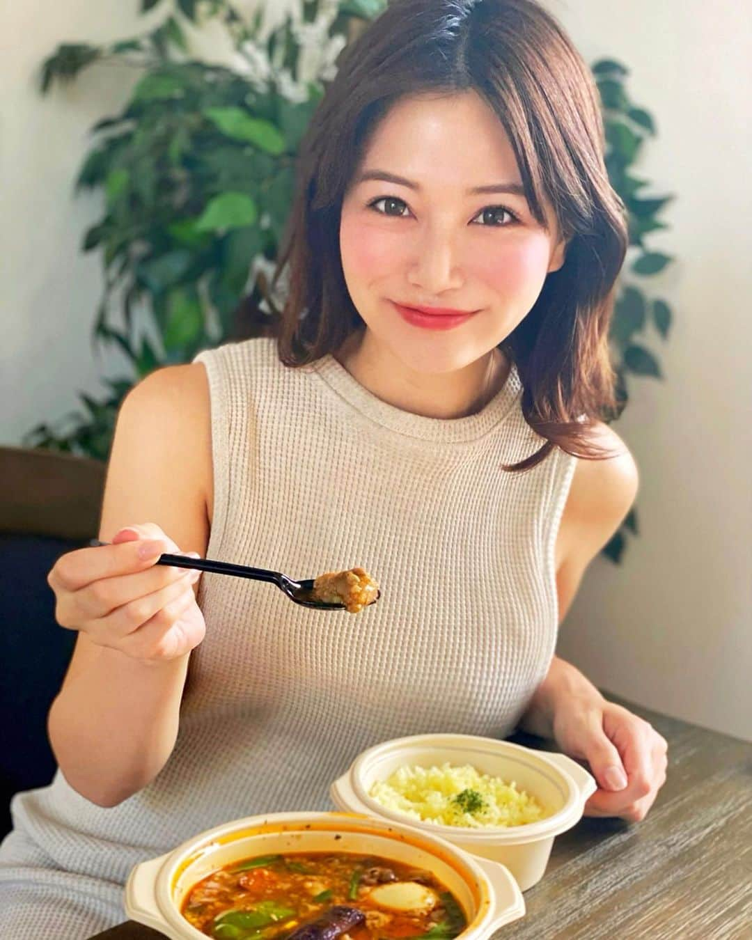 石井里奈さんのインスタグラム写真 - (石井里奈Instagram)「こんばんは❣️ . 今夜は里奈ログ😘✨ お昼の投稿で持ってたテイクアウトは、イエローカンパニーのスープカレーでした🍛😝❣️ . 北海道発祥で食べるエステのような発汗性あるカレーで大好きなの🥰私の好きなメニューは牛すじ野菜カレー✨笑 ちょっと辛いもの食べるの最高に美味しいよね🥺❤️ . 今日は @faves_beauty のwebでパーソナルカラー診断してメイク研究🤓（3月位に届いてたのをようやく今できた笑） . 私春か秋かなぁと思ってたんだけど、診断結果はブルベの冬でした！ でもそれでブルベ冬のセットを試してみたらすごい肌馴染み良くて可愛くて🥺❤️さすがパーソナルカラーコスメブランド✨しかもセットでプチプラなのが最高☺️✨ . 昔のコスメとか引っ張り出して色々メイクとかしてたら、あっという間に時間経ってたよ🤣そんな休日でした✨ . 今日もお疲れ様でした❤️ . #りなまるグルメ #スープカレー #カレー #テイクアウト #takeout #カレーライス #curry #カレー好き #辛い #エステ #スキンケア #おうちご飯 #パーソナルカラー #パーソナルカラー診断 #イエベ #ブルベ #肌診断 #おすすめコスメ #プチプラメイク #プチプラコスメ #コスメ好き #cosmetics #お弁当 #カレー部 #北海道 #北海道グルメ #hokkaido #北海道旅行 #indianfood #カレー弁当」5月5日 20時07分 - ri7tin1025