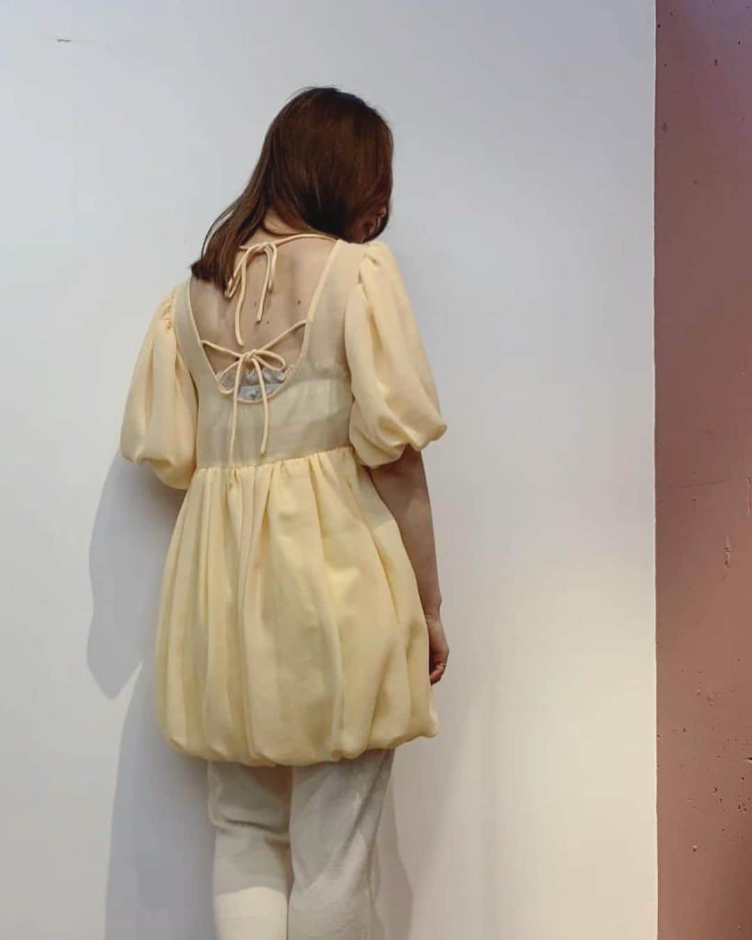 HONEY MI HONEY OFFICIALさんのインスタグラム写真 - (HONEY MI HONEY OFFICIALInstagram)「backribbon balloon tunic ¥15,000→¥13,500 wh.pk.yel freesize 今なら10%off!  ガーゼの様な優しい風合いのシフォンを使ったミニワンピ 袖と裾にボリュームを持たせたバルーンライン バックスタイルはU字に大きく開け、二本のリボンをポイントに 85cm丈なのでボトムと合わせても◎  @honeymihoney_official  @honeymihoney_style  #HONEYMIHONEY #表参道 #原宿 #心斎橋 #时尚 #我的最愛 #ハニーミーハニー #tokyo #osaka #outfit #fashion」5月5日 20時04分 - honeymihoney_official