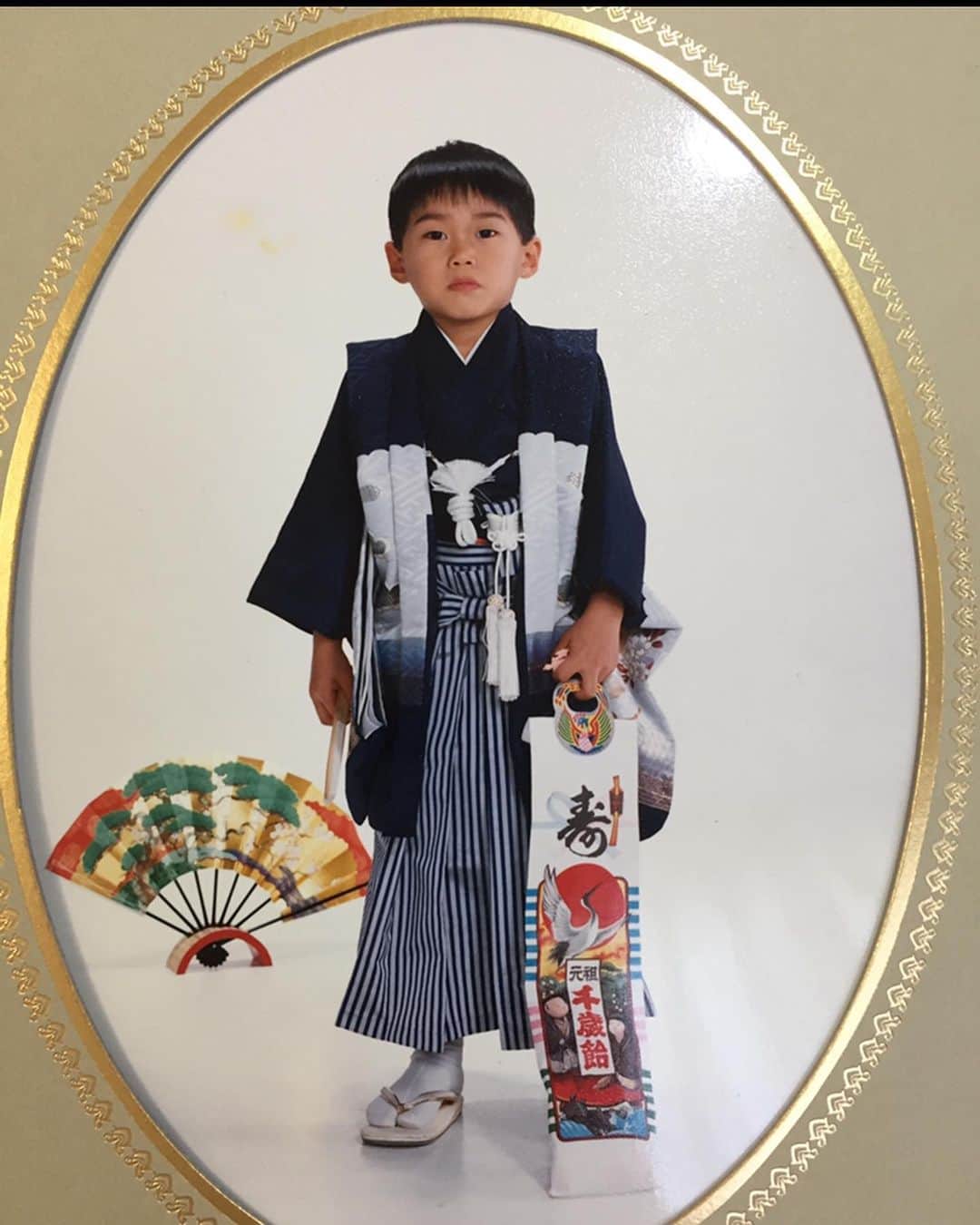 橋本晃司のインスタグラム：「5／５子供の日！  １枚目ふてこい…  ２枚目シチュエーション謎…  ３枚目…  #橋本少年 #ボータイ #ハイソックス #膝ぴっしり #絶対領域 #美脚？ #後で@gakuto_kondoいじってください🙏 #現場からは以上です🙏」
