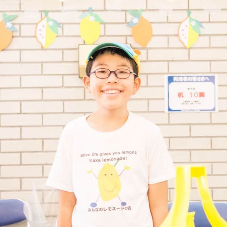soarさんのインスタグラム写真 - (soarInstagram)「地域の納涼祭で出店している「レモネードスタンド」では、大人も子どももはじけるような笑顔でを販売していました。実はこのレモネードスタンド、小児がん支援のために開かれているブースです🍋 始めたのは「 みんなのレモネードの会」で活動をする小学6年生の榮島四郎さん。3歳の頃に脳腫瘍の小児がんを発症し、手術、抗がん剤治療、放射線治療を経験。8年経った今も通院を続けています🌼 今回は四郎さんとお母さまの佳子さんに、これまでの経験や活動への思いを語ってもらいました。 ・ ・ 「 レモネードスタンドで小児がん患児の力になりたい！小学6年生の榮島四郎さんの思い」 https://soar-world.com/2019/08/29/shiroeishima/ ・ ・ 「soar(ソアー)」は、人の持つ可能性が広がる瞬間を捉え、伝えていくメディアです🕊✨☘ https://soar-world.com/ ・ ・ #soar_world #みんなのレモネードの会 #レモネードスタンド #レモネード #レモネードショップ #子供 #小児がん #小学生 #脳腫瘍 #小児がん支援 #手術 #抗がん剤 #抗がん剤治療 #放射線治療 #通院 #後遺症 #悪性腫瘍 #発熱 #嘔吐 #風邪 #夏バテ #熱中症 #副作用 #晩期合併症 #成長ホルモン #ちっちゃなアレックスと夢のレモネード屋さん #ぼくはレモネードやさん #こどもの日 #子供の日」5月5日 20時06分 - soar_world