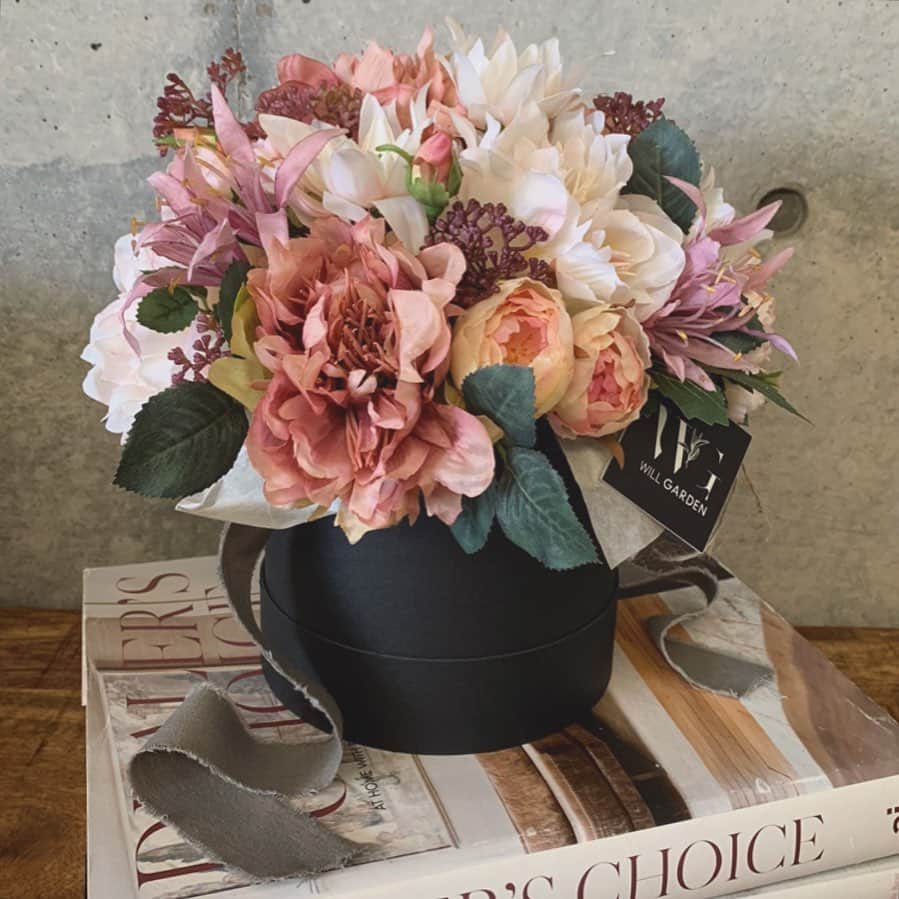 畑野ひろ子さんのインスタグラム写真 - (畑野ひろ子Instagram)「@willgarden_official "おうち時間に彩りを"と想いを込めて作成いたしました。 限定アーティフィシャルアレンジBOXです。  @willgarden_official  HPのgiftページからお願いします。  #flowers #artificialflower #boxflower #gift #willgarden #spring #life #lifestyle #thankyou」5月5日 20時06分 - hiroko_hatano_