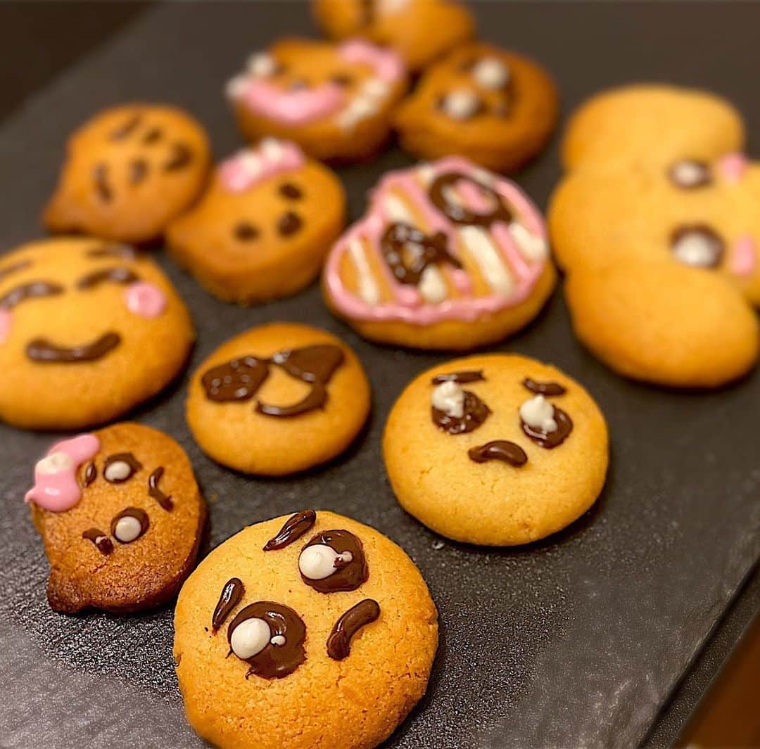 三年食太郎（松島萌子）さんのインスタグラム写真 - (三年食太郎（松島萌子）Instagram)「ぴえんクッキーを作りました ． #🥺　#ぴえんクッキー　#お菓子作り  #おうち時間」5月5日 20時16分 - 3.syokutaro
