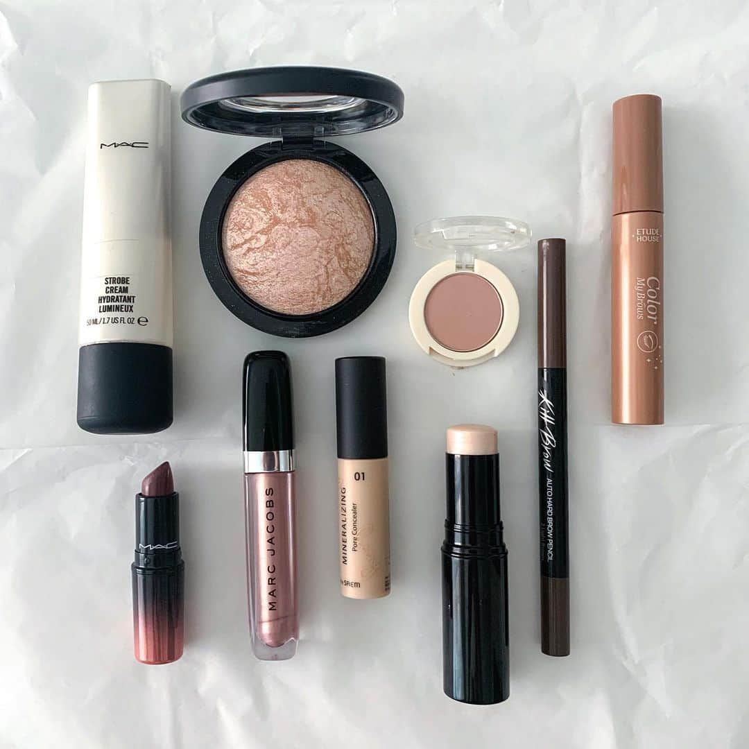 原涼香のインスタグラム：「昨日のmake item ✔︎ 左から @maccosmetics  ストロボクリーム / ピンクライト @maccosmetics  ミネラライズ スキンフィニッシュ / ピーチブロンズ @thesaem.official  センムルシングルシャドウ / BE01 @maccosmetics  リップスティック @marcjacobsbeauty  リップグロス @thesaem.official  Mineraizing pore concealer / 01 @chanel.beauty  ボームエサンシエル スカルプディング @キルカバー Kill brow pencil @etudeofficial  Color my brows ㅤㅤㅤㅤㅤㅤㅤㅤㅤㅤㅤㅤㅤ」