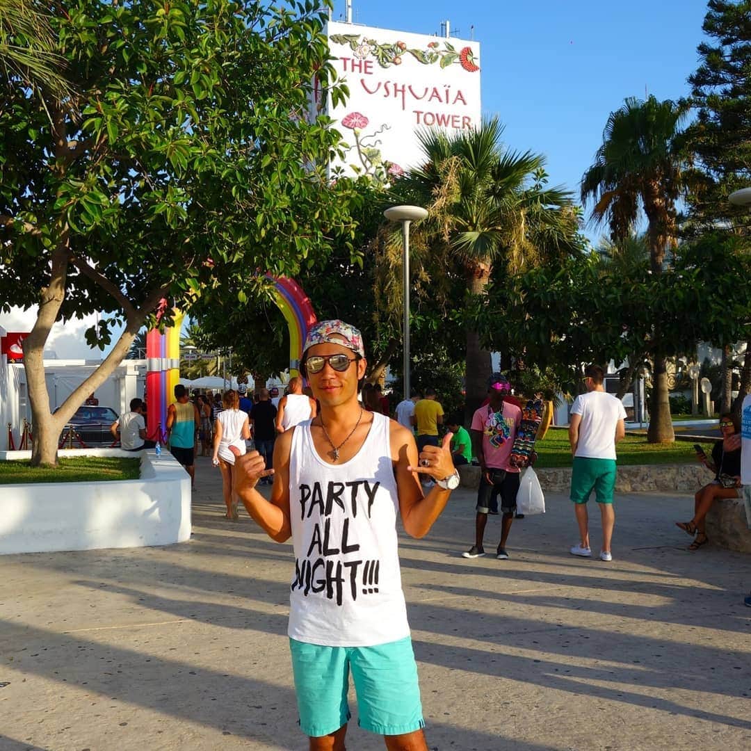 DJ DAIKI（若林大輝）さんのインスタグラム写真 - (DJ DAIKI（若林大輝）Instagram)「#死ぬまでに行きたい世界の絶景 #スペイン #イビサ島 #calacomte . 【スペイン イビサ島】 . Throwback Ibiza island Spain🏝 . 10年連続で訪れている スペインのバレアレス諸島の 美しい地中海に浮かぶ パーティーアイランドイビサ島。 . セレブからヒッピーまで 人生を最高に楽しもうとしている やつらが世界一集まる夢の島。 . ただ10年間イビサに通って思うことはここはパーティだけじゃなく自然も素晴らしいところ。 . Cala comteのBeachもその一つ。 . 毎年この海の家で音楽を聴きながら 海風を浴びて昼からサングリアを飲むのが 毎年夏の楽しみの1つ。 . シーフード🦐パエリアもマジ最高！！ . 今年は海外に行けない夏になってしまったが 今はしっかり自粛して また早く世界を旅出来る日を心から願う🙏 . #ibiza #summervacation #djdaiki  #世界のビーチ #夏の思い出」5月5日 20時12分 - daiki.wakabayashi