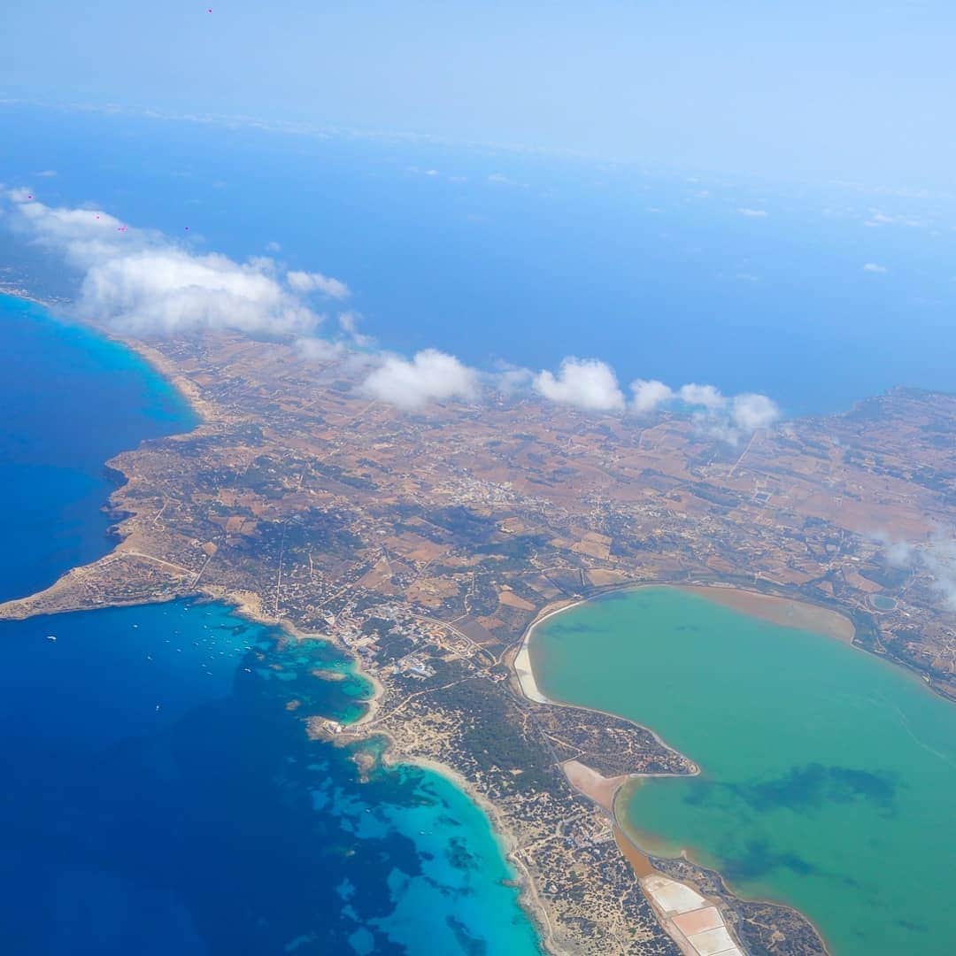 DJ DAIKI（若林大輝）さんのインスタグラム写真 - (DJ DAIKI（若林大輝）Instagram)「#死ぬまでに行きたい世界の絶景 #スペイン #イビサ島 #calacomte . 【スペイン イビサ島】 . Throwback Ibiza island Spain🏝 . 10年連続で訪れている スペインのバレアレス諸島の 美しい地中海に浮かぶ パーティーアイランドイビサ島。 . セレブからヒッピーまで 人生を最高に楽しもうとしている やつらが世界一集まる夢の島。 . ただ10年間イビサに通って思うことはここはパーティだけじゃなく自然も素晴らしいところ。 . Cala comteのBeachもその一つ。 . 毎年この海の家で音楽を聴きながら 海風を浴びて昼からサングリアを飲むのが 毎年夏の楽しみの1つ。 . シーフード🦐パエリアもマジ最高！！ . 今年は海外に行けない夏になってしまったが 今はしっかり自粛して また早く世界を旅出来る日を心から願う🙏 . #ibiza #summervacation #djdaiki  #世界のビーチ #夏の思い出」5月5日 20時12分 - daiki.wakabayashi