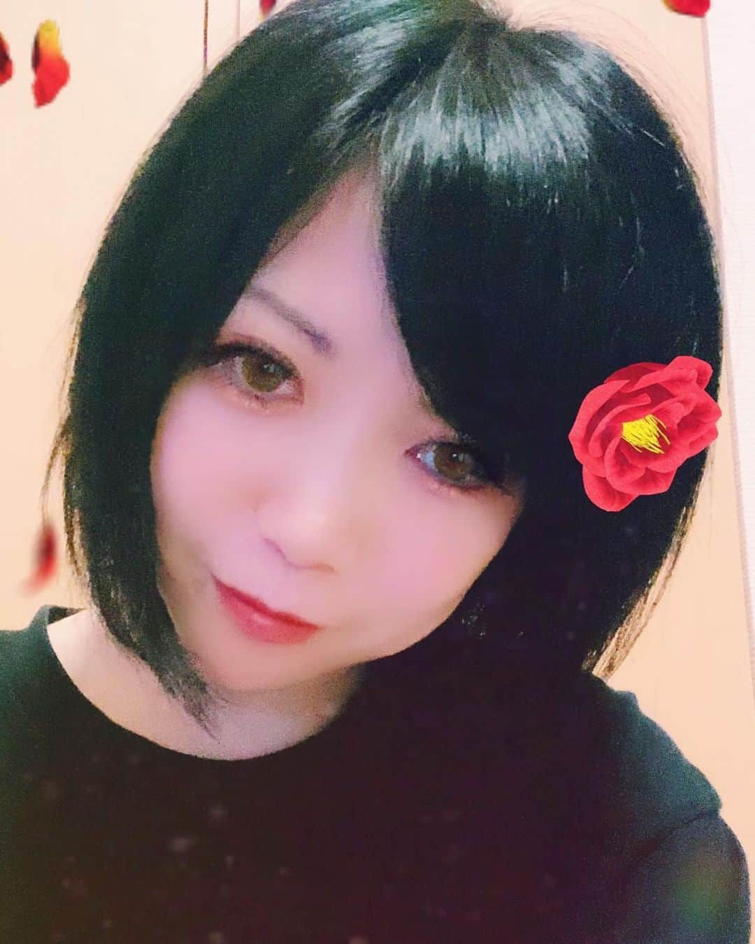 のインスタグラム：「今日でしばらくボブとお別れ！ 明日エクステ付けてくるよ😝  髪また黒くしたから、なんか日本人形てかコケシっぽい笑笑  #上野菜穂#なぽ#こけし女子 #日本人形みたい  #av#av女優」