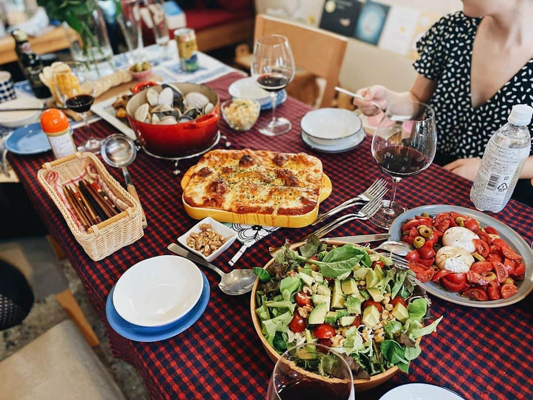 吉田知那美さんのインスタグラム写真 - (吉田知那美Instagram)「・ Happy birthday dad💐 I presented his birthday year’s wine and my favorite meals.Thank you for giving me your recipe mama @lind.pina ❤️ what’s a nice dinner!!🍷🇮🇹 ・ 今日は父のお誕生日でした💐 お誕生日おめでとう！ 何よりも健康を祈ってるよ。身体を大切にしてね。 #61 #1959 #lasagna」5月5日 20時14分 - chinami1991